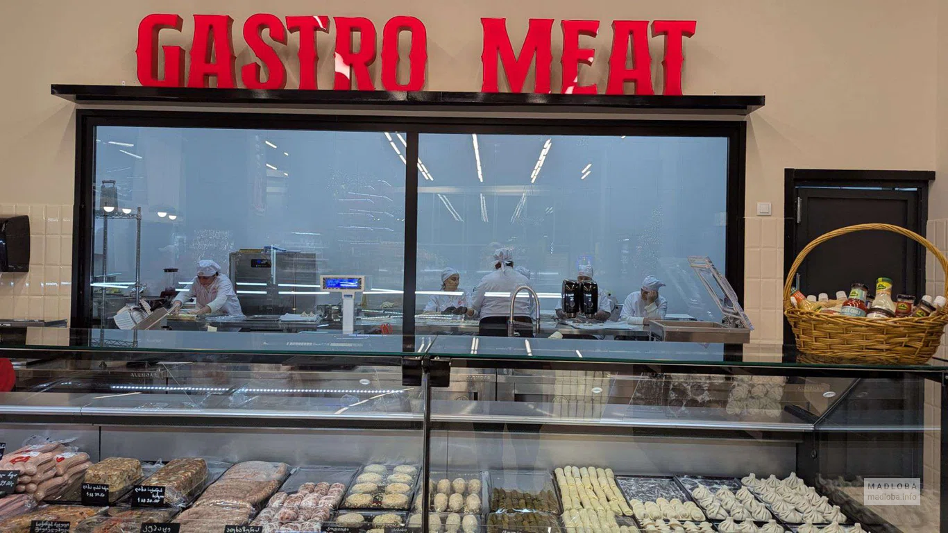 работники делают полуфабрикаты прямо в магазине Gastro Meat