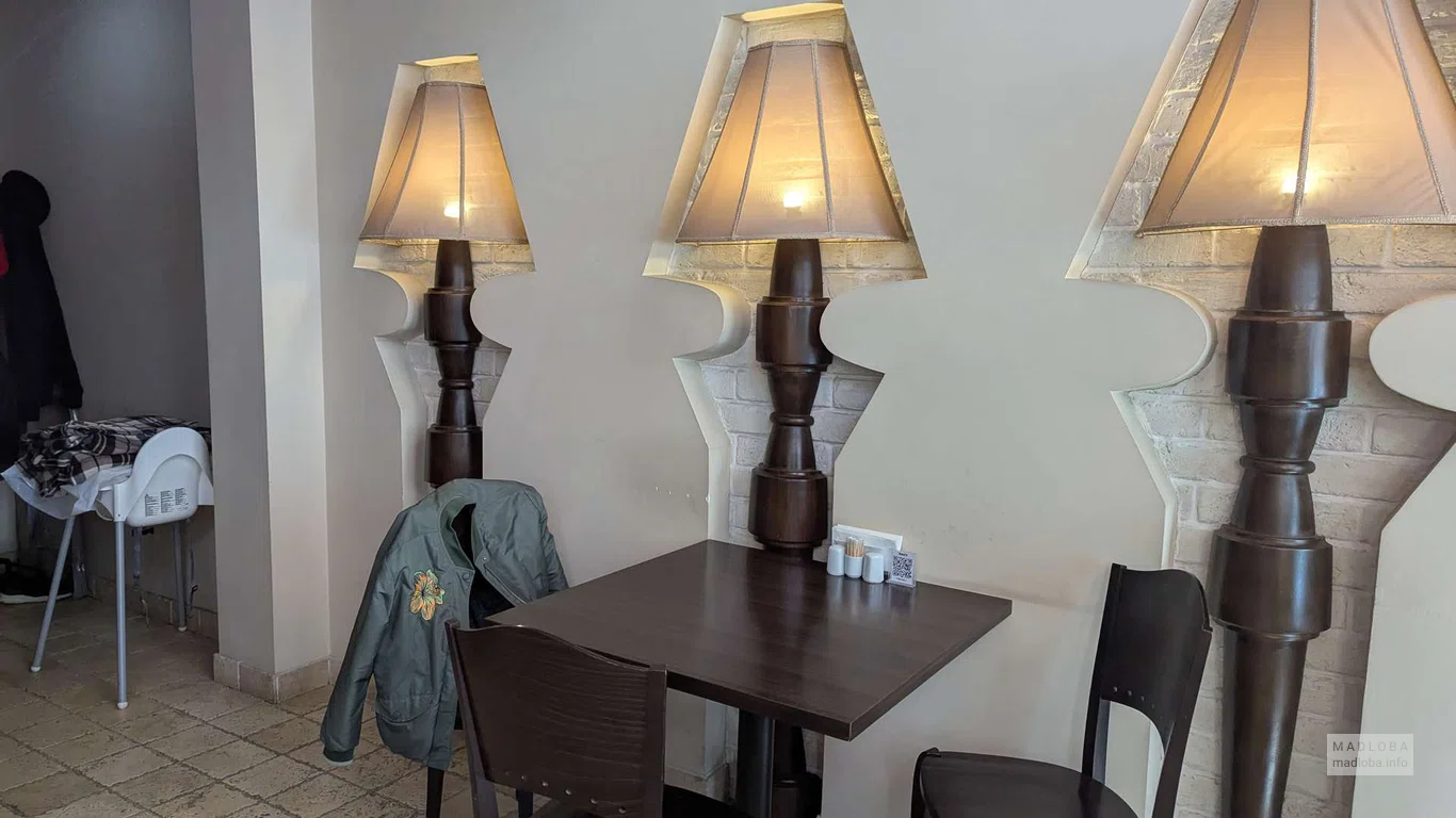 Стильный интерьер в Гауди в Батуми