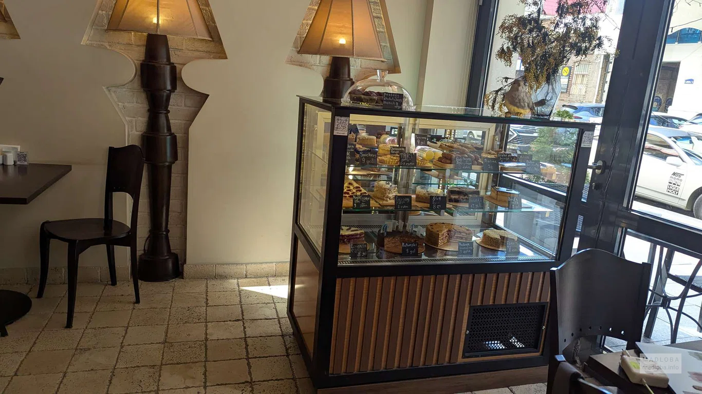 Сладости в ресторане Гауди в Батуми