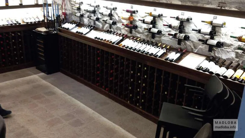 Витрины с вином в магазине грузинского вина "Georgian-German Wine Cellar"