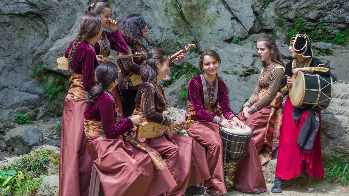 Грузинские девушки в национальных костюмах с музыкальными инструментами