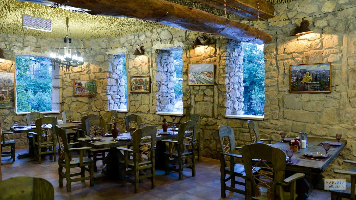 Каменный зал с картинами в ресторане Georgian Cuisine Magnolia