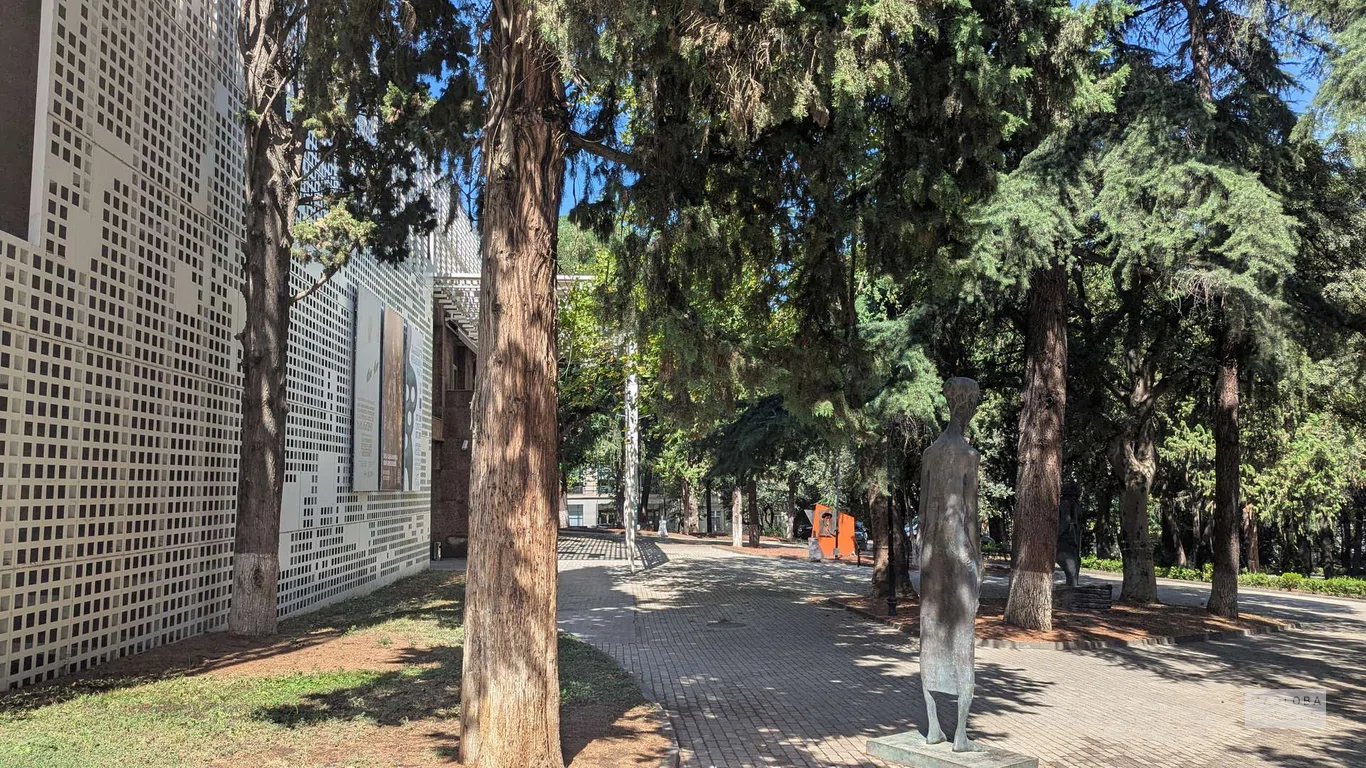 Сквер около музея изобразительных искусств в Тбилиси