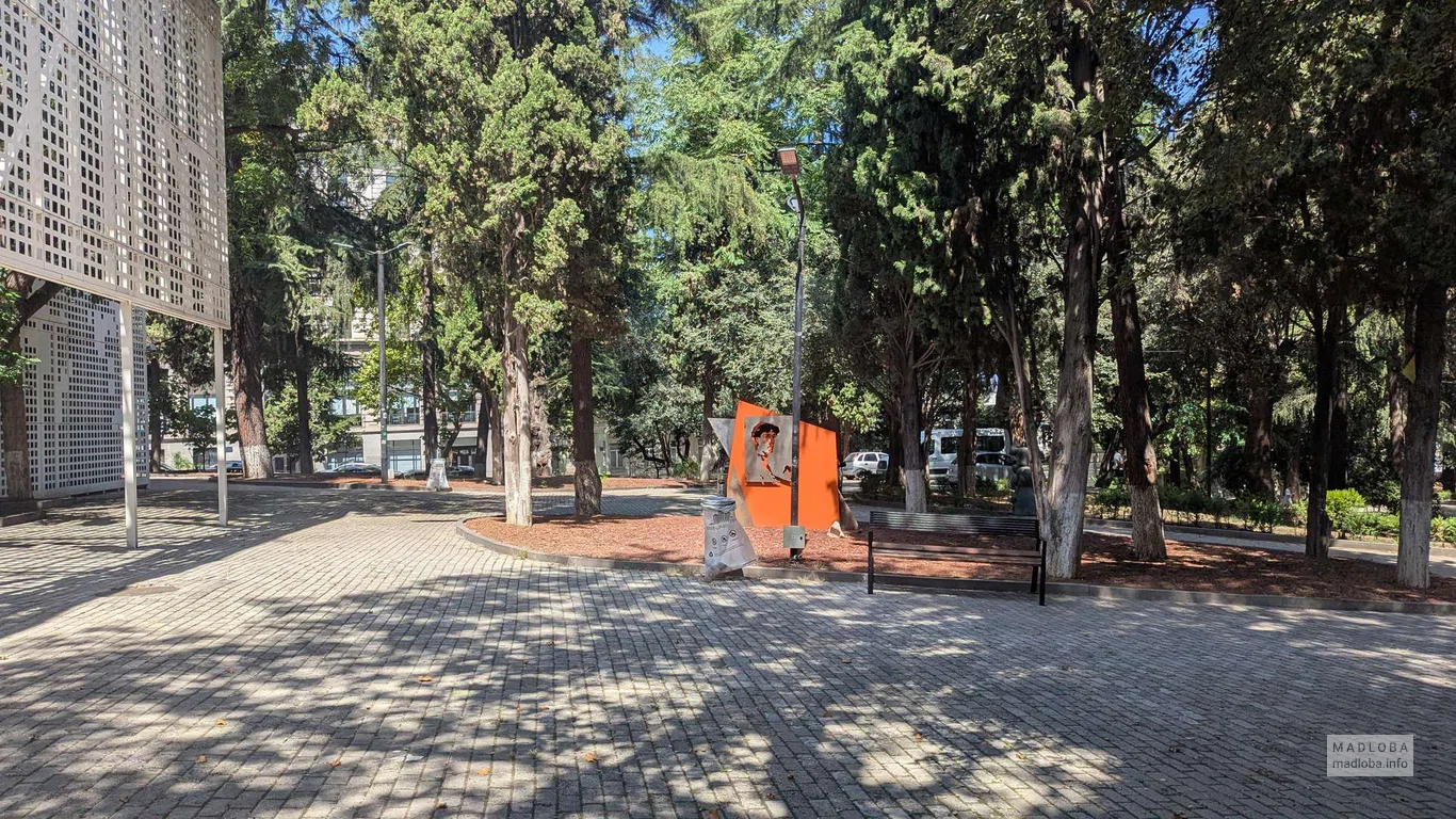 Сквер около музея изобразительных искусств в Тбилиси