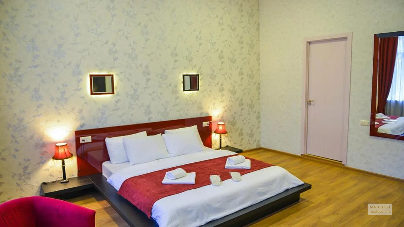 Кровать в номере отеля Giardino di Rose в Тбилиси