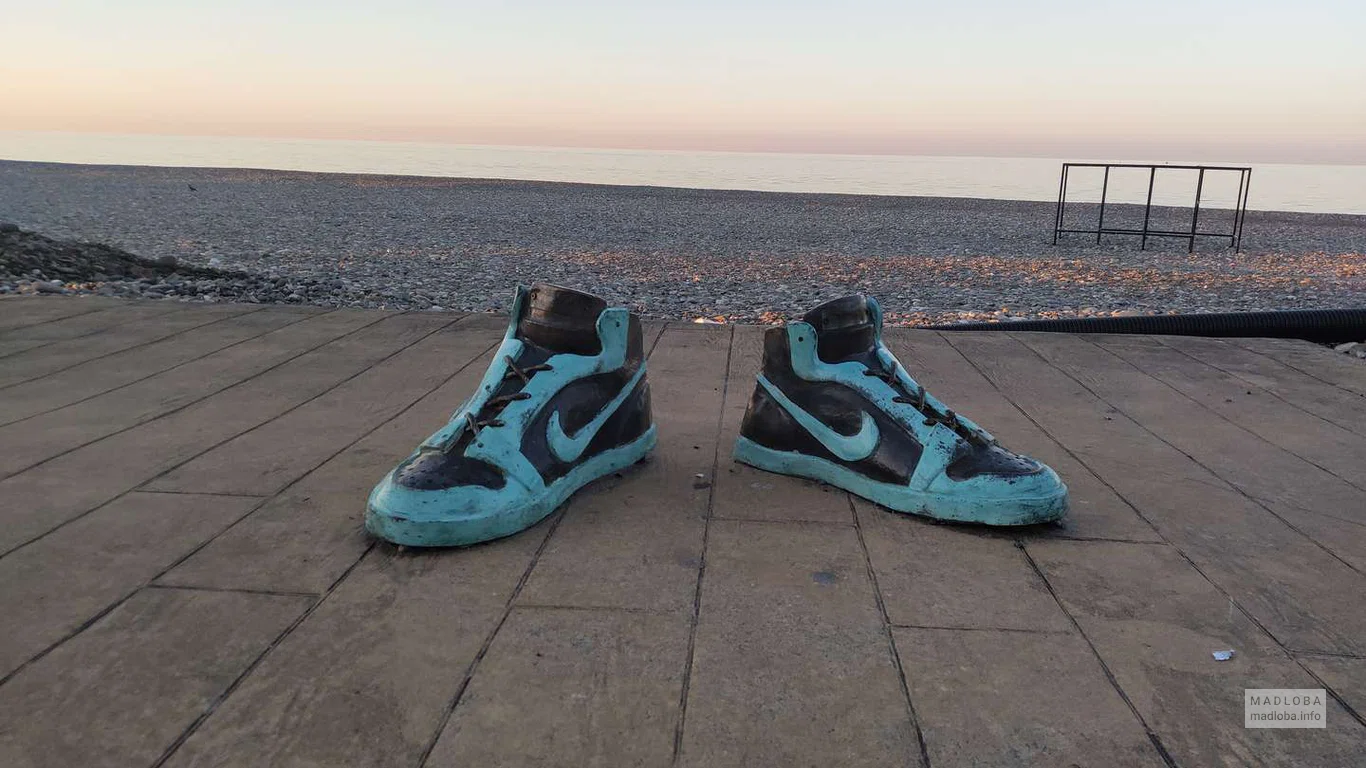 Гигантские кроссовки на набережной
