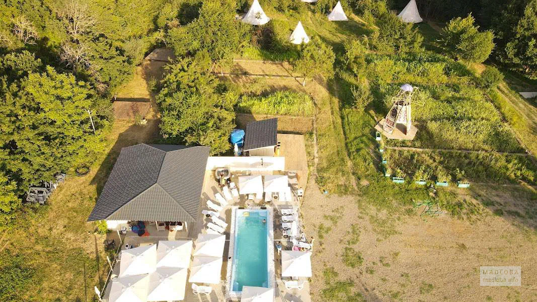 Gipsy Village Park Hotel — парк-отель в Асурети