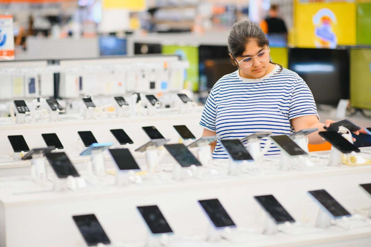 Girl chooses a smartphone
