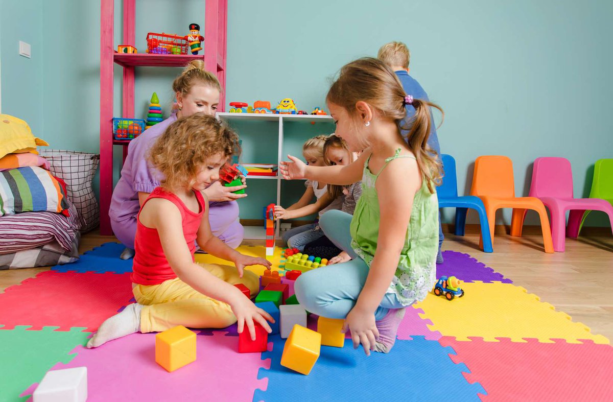 Девочки строят башню из цветных кубиков