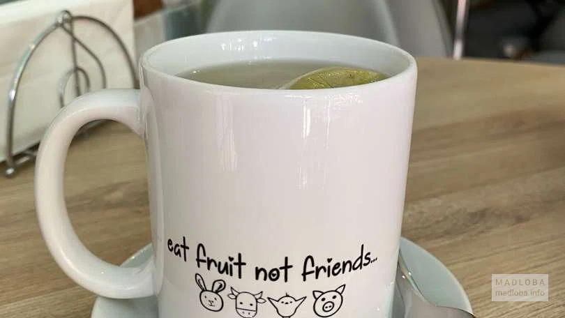 Чай с лимоном в кафе Go Vegan Cafe