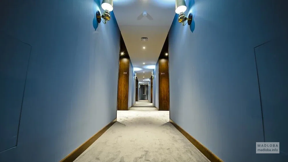 Интерьер коридора в отеле-казино Golden Palace Batumi