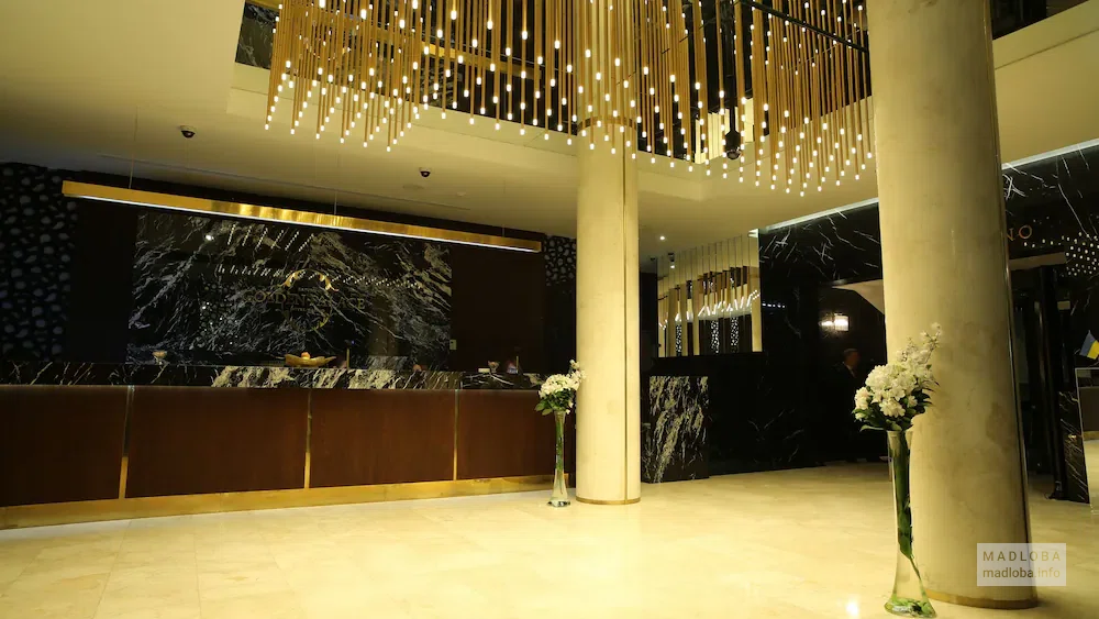 Интерьер фойе в отеле-казино Golden Palace Batumi