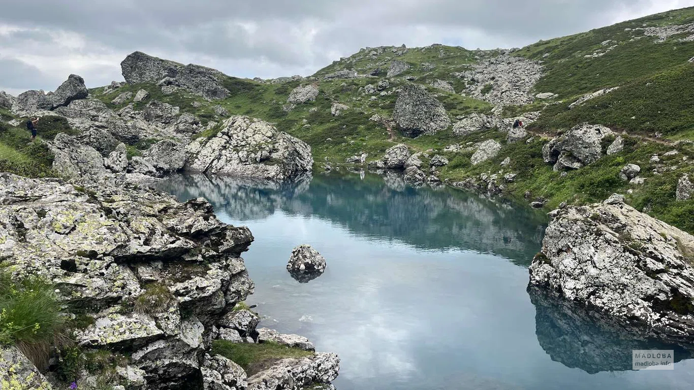 Прозрачная вода с каменным дном на Голубом озере Абуделаури