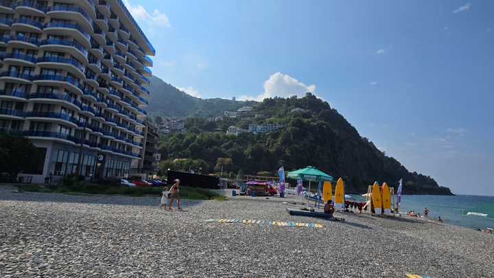 Галечный пляж Гонио