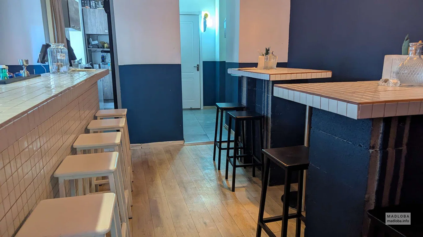 Барная стойка и столики в Gorilla Mafia - CBD cafe & Growshop