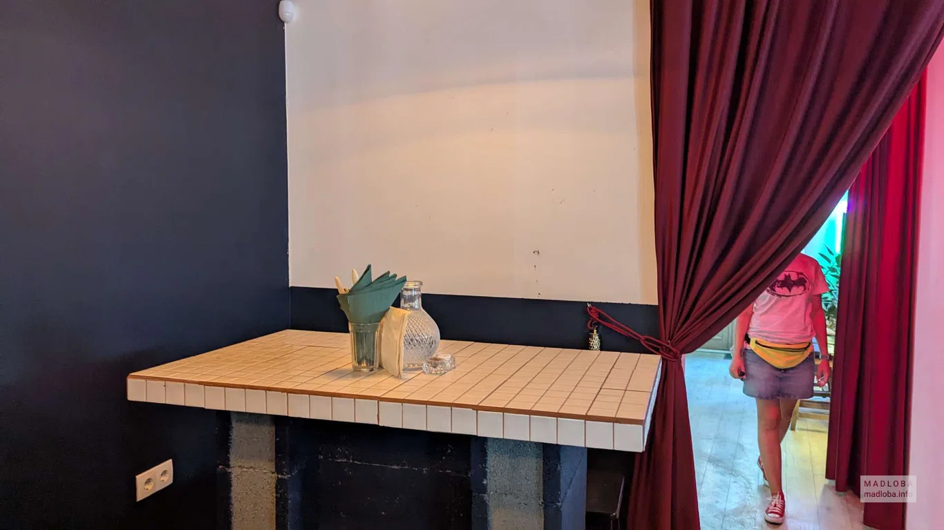 Столик в Gorilla Mafia - CBD cafe & Growshop