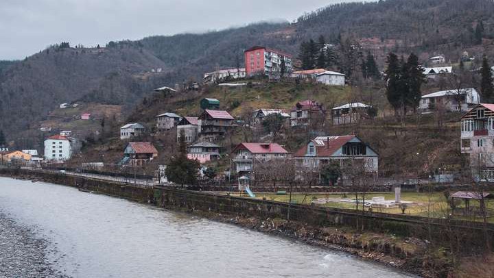 Городской парк на берегу реки