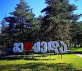 Городской парк на берегу реки