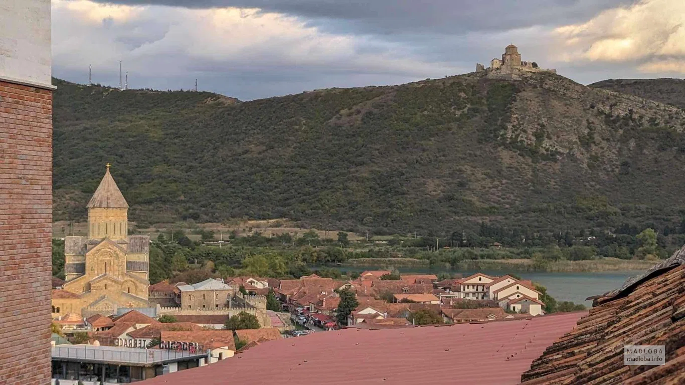 Вид с окна гостиницы «Hotel White Orchid Mtskheta»