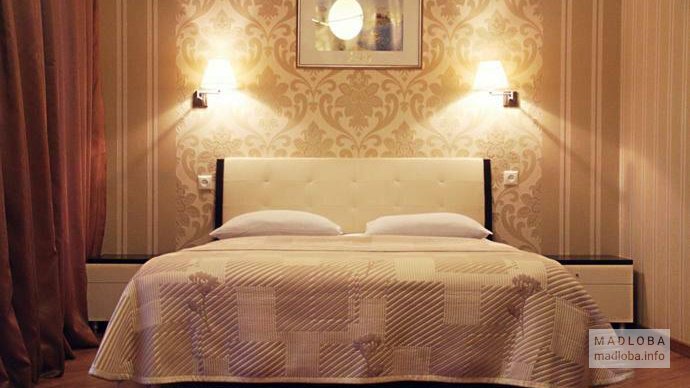 Кровать в номере гостиницы КММ в Тбилиси