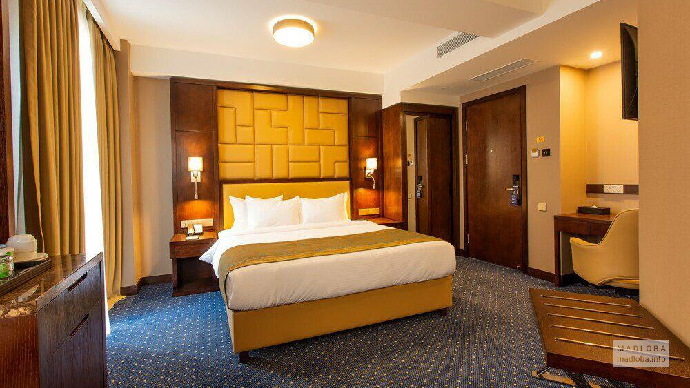Кровать в номере гостиницы КММ