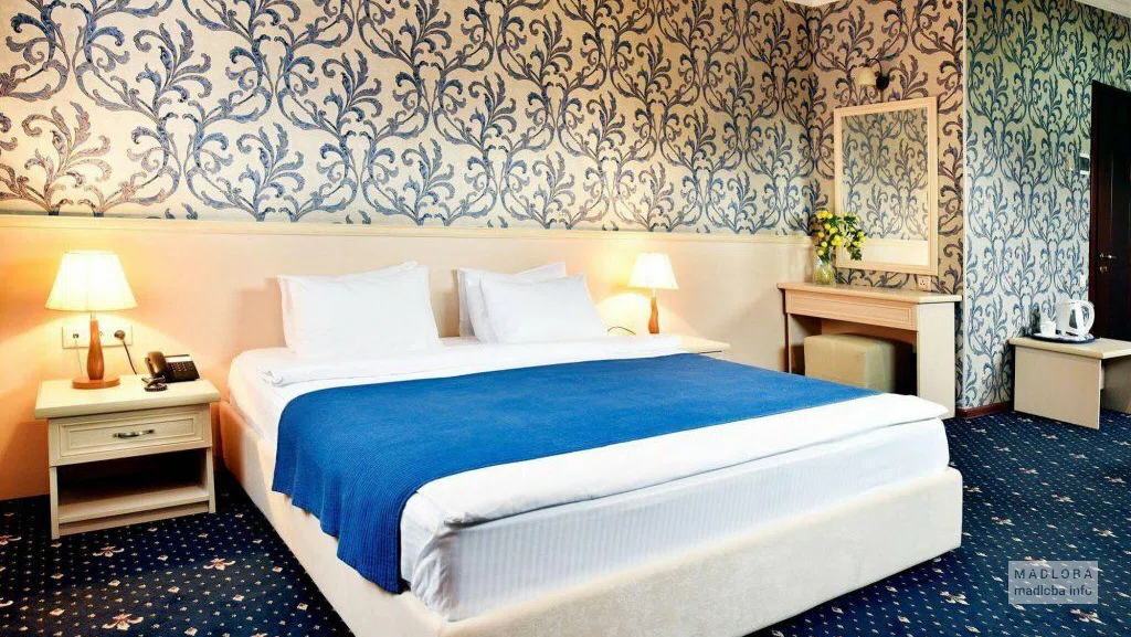 Двухспальная кровать в номере гостиницы Шарден