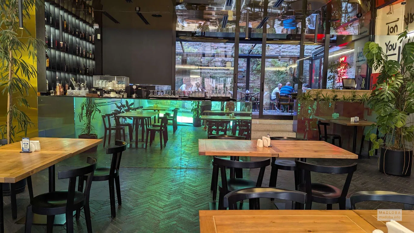 Уютный ресторан "Графика" в Тбилиси