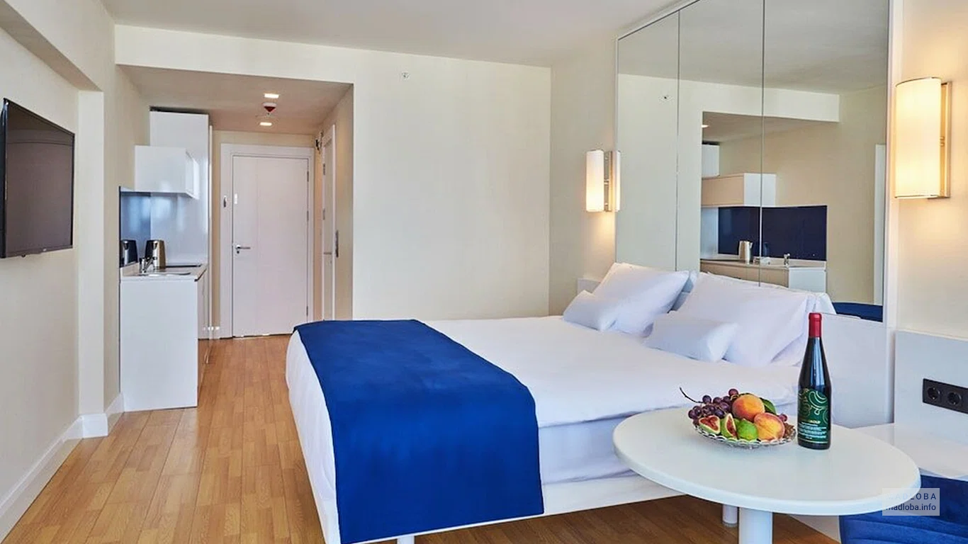 Кровать в номере отеля Гранд Сити Апартаменты Батуми