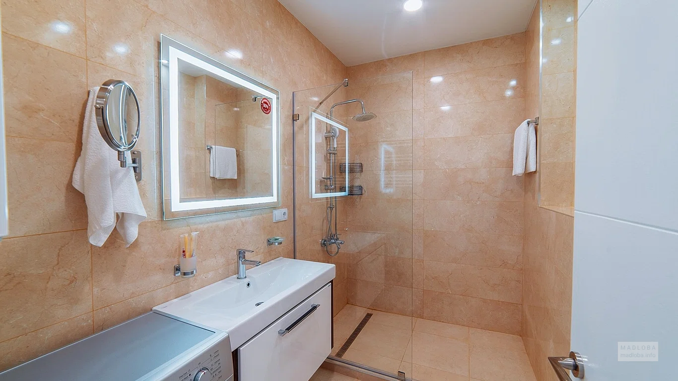 Ванная комната в номере Гранд Сити Апартаменты Батуми