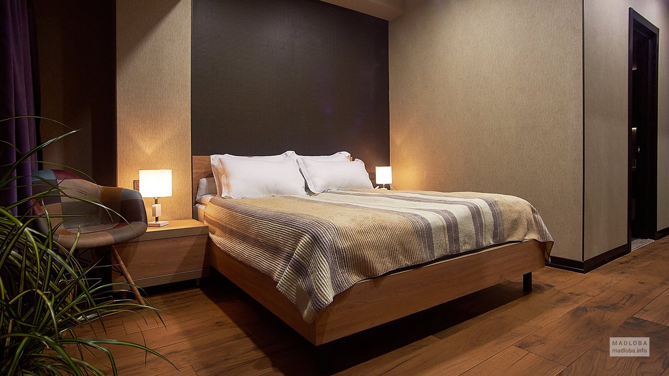Кровать в номере отеля Green Floor
