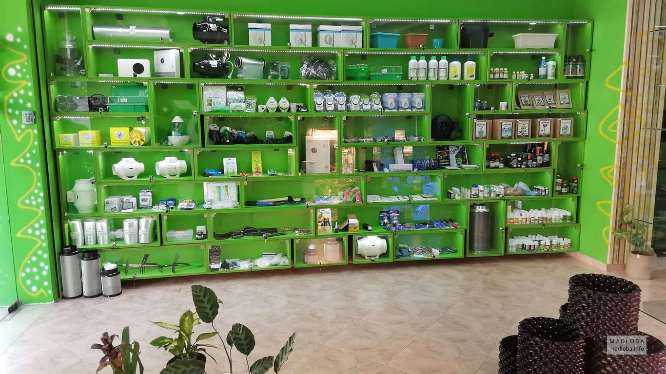 Витрина с товарами в Green Lab | Grow Shop