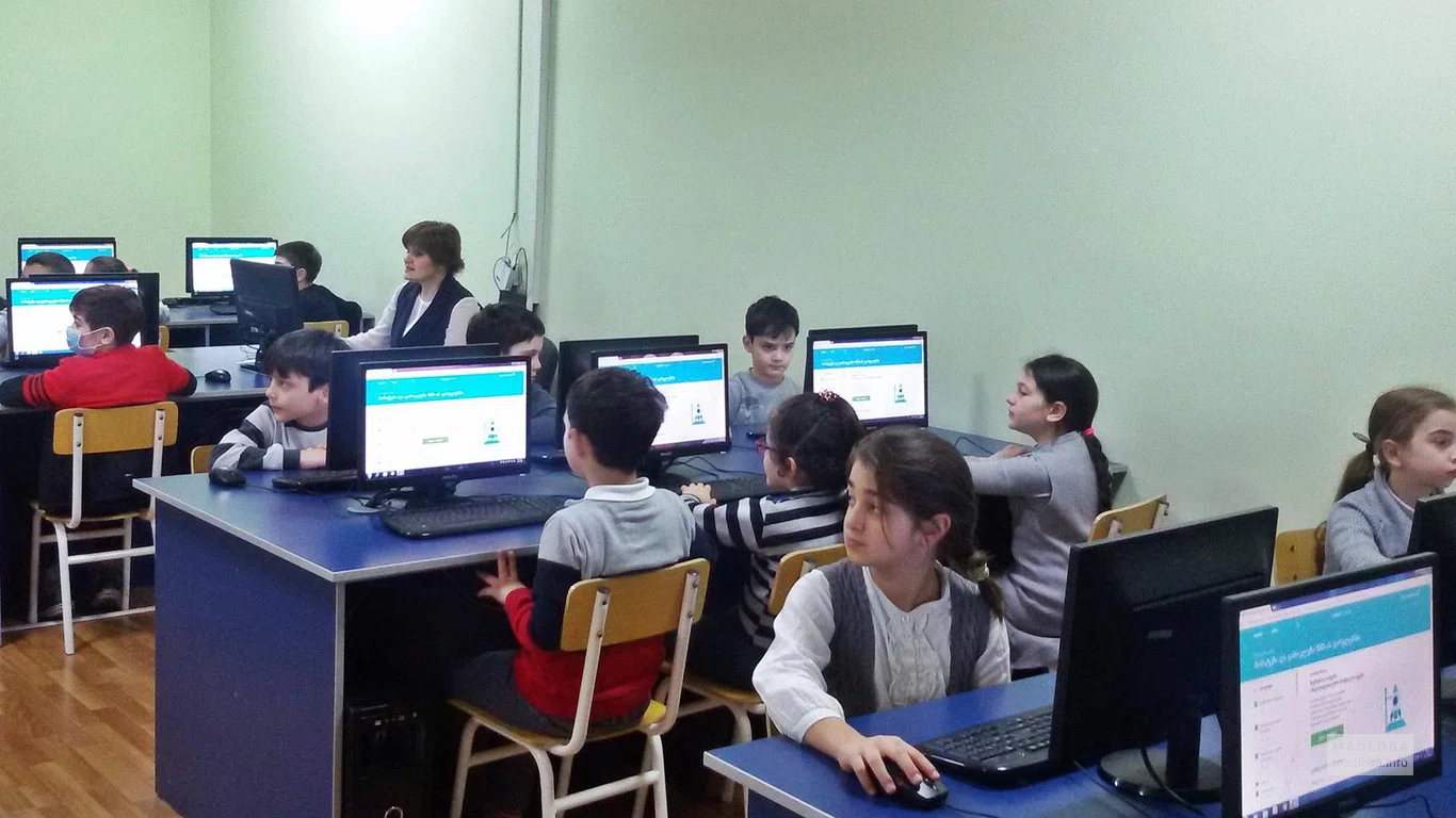 Компьютерный класс грузино-американской средней школы