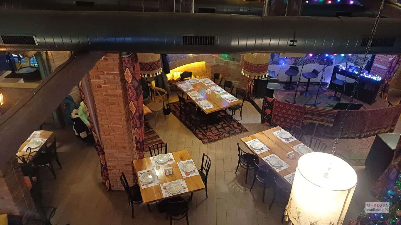 вид со второго этажа ресторана Georgian House