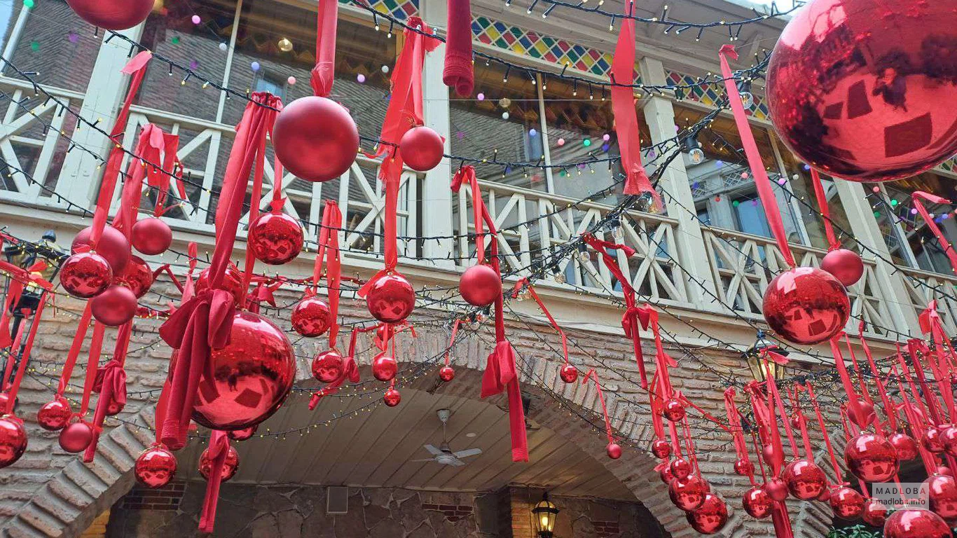 украшенное здание ресторана Georgian House