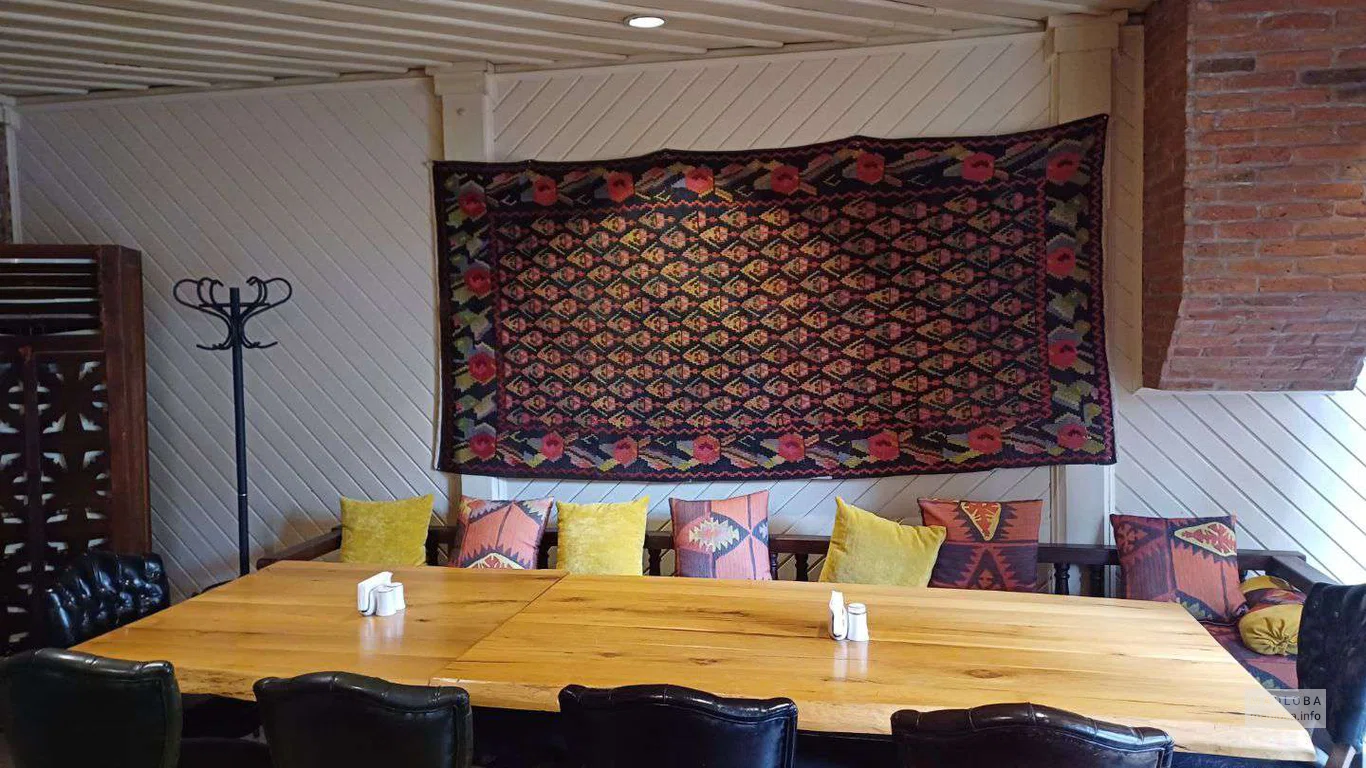 большой стол в ресторане Georgian House