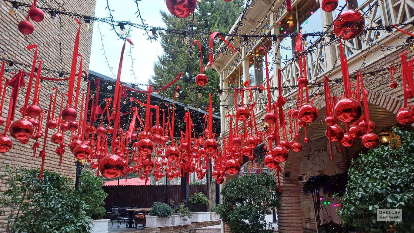 украшенная территория ресторана "Georgian House"