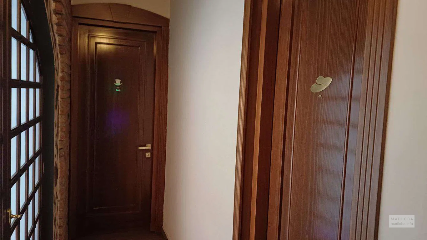 двери в ресторане Georgian House