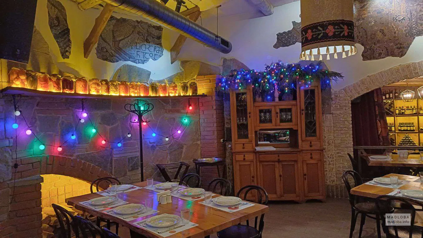 новогодний антураж в ресторане Грузинский дом