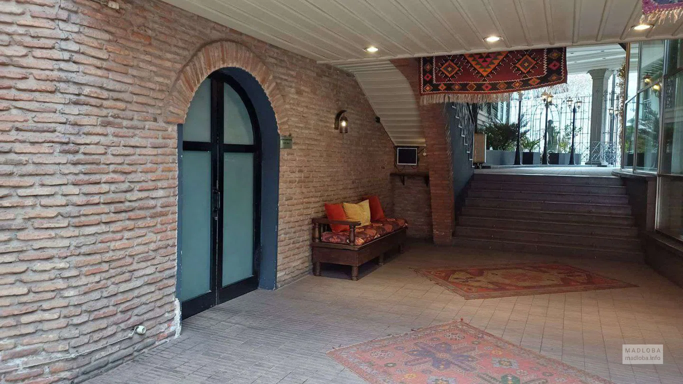 территория ресторана Georgian House в Тбилиси
