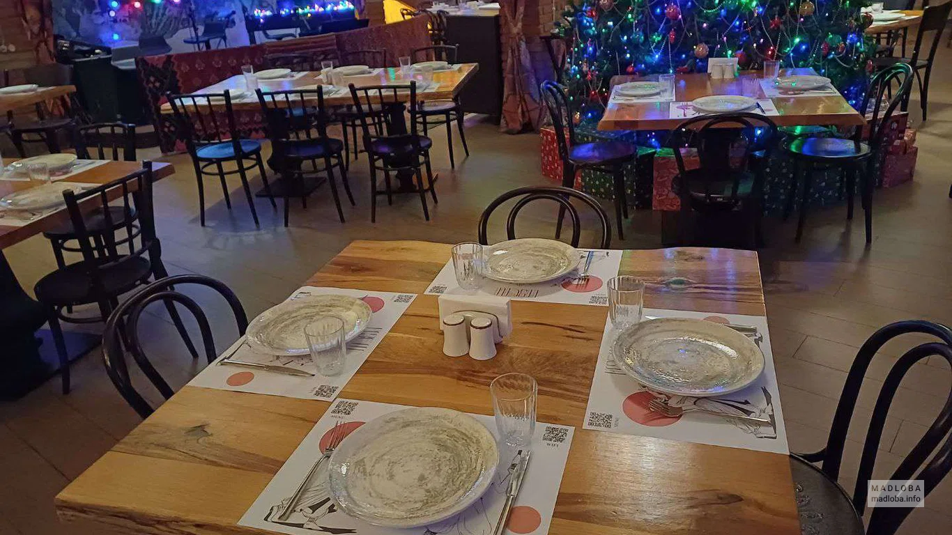 сервированные столы в ресторане Грузинский дом