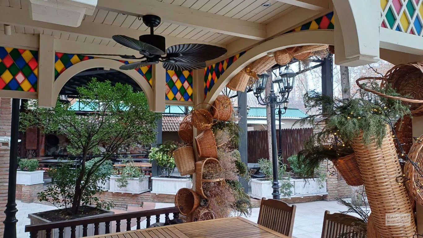 столы на улице ресторана Georgian House