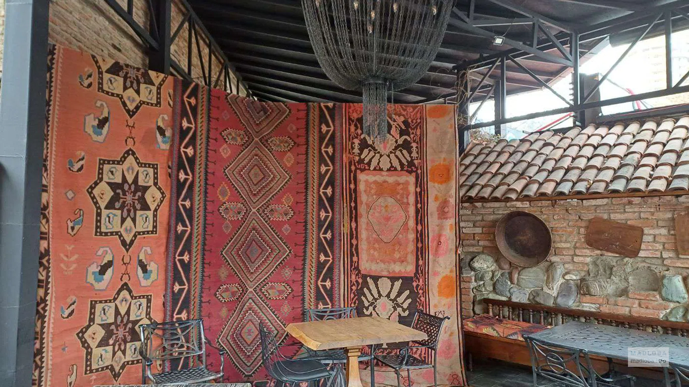 столики на террасе ресторана Georgian House