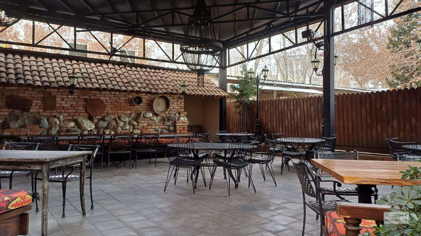 столики на террасе ресторана Georgian House