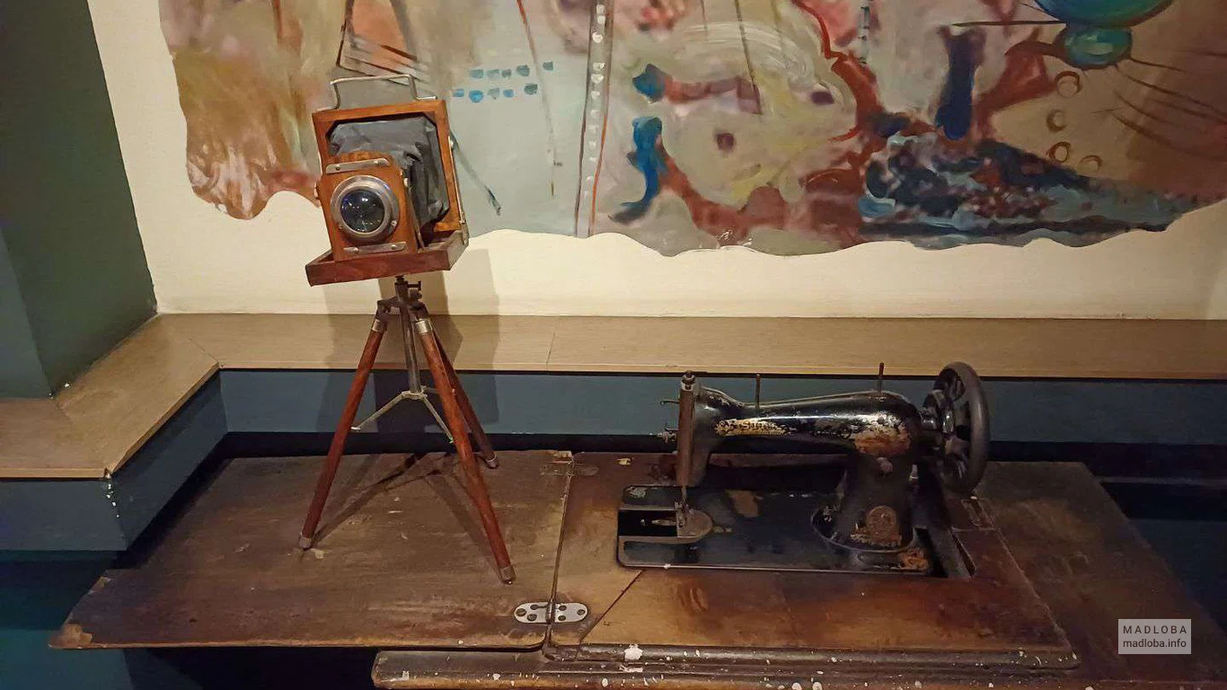 старый фотоаппарат и швейная машинка для декора