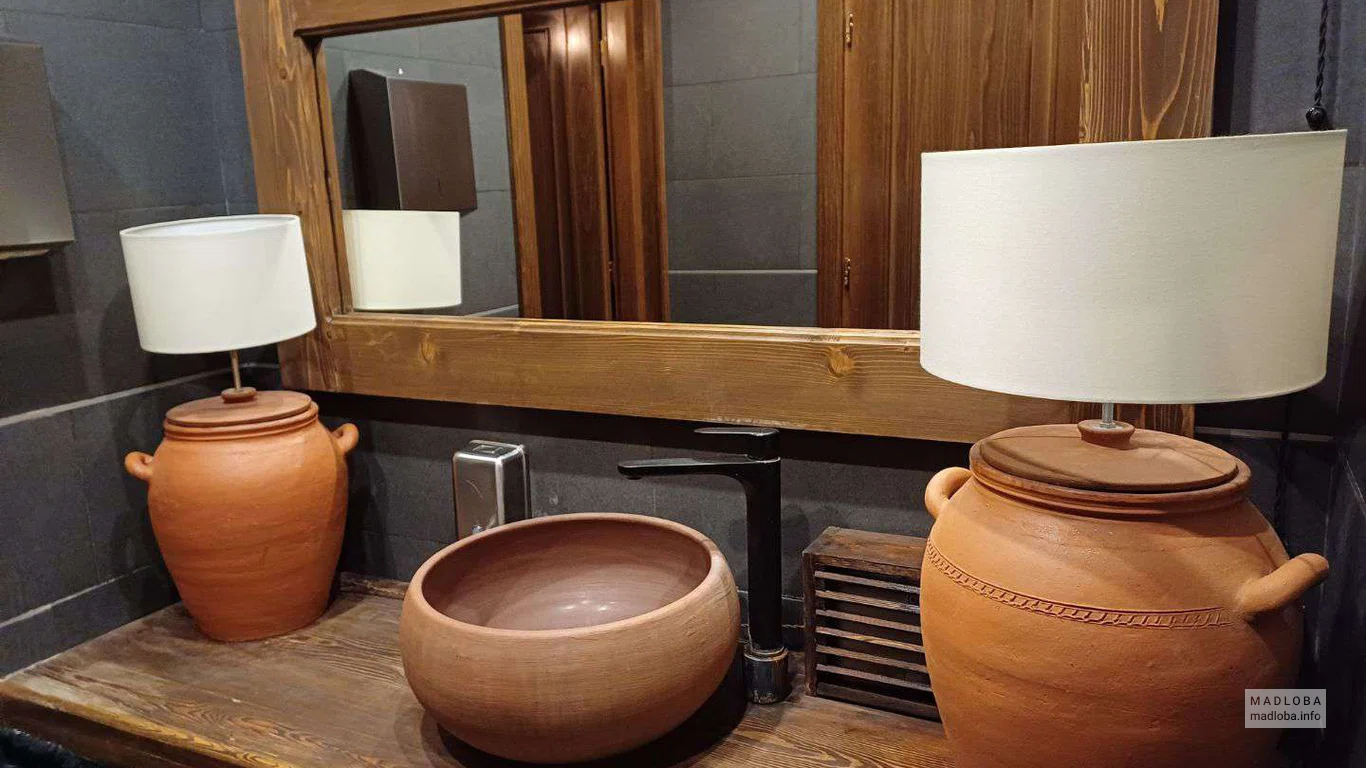 раковина в уборной ресторана Georgian House