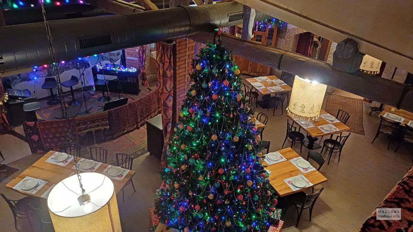 новогодняя елка в ресторане Georgian House