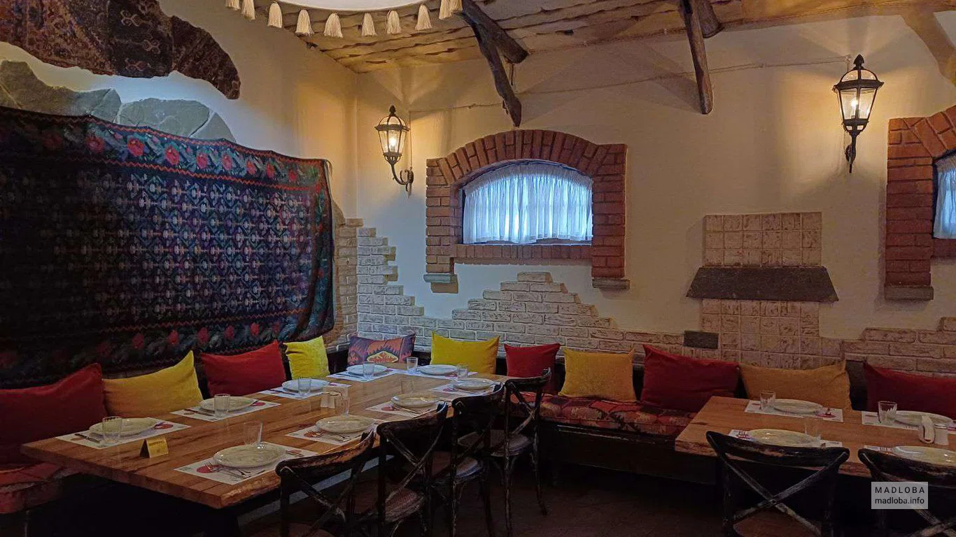 зал для большой компании в ресторане Грузинский дом