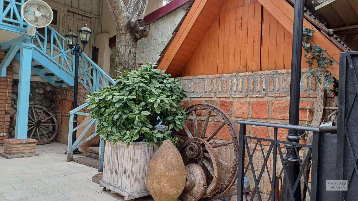 территория ресторана Georgian House