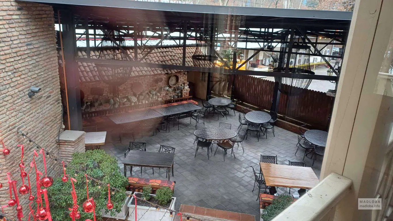 столики на улице в ресторане Georgian House