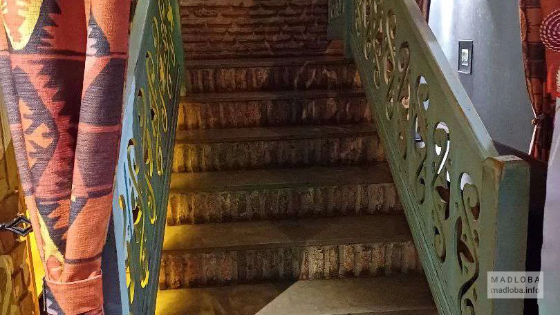 лестница в ресторане Georgian House